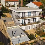 Laurel 아파트 티스노